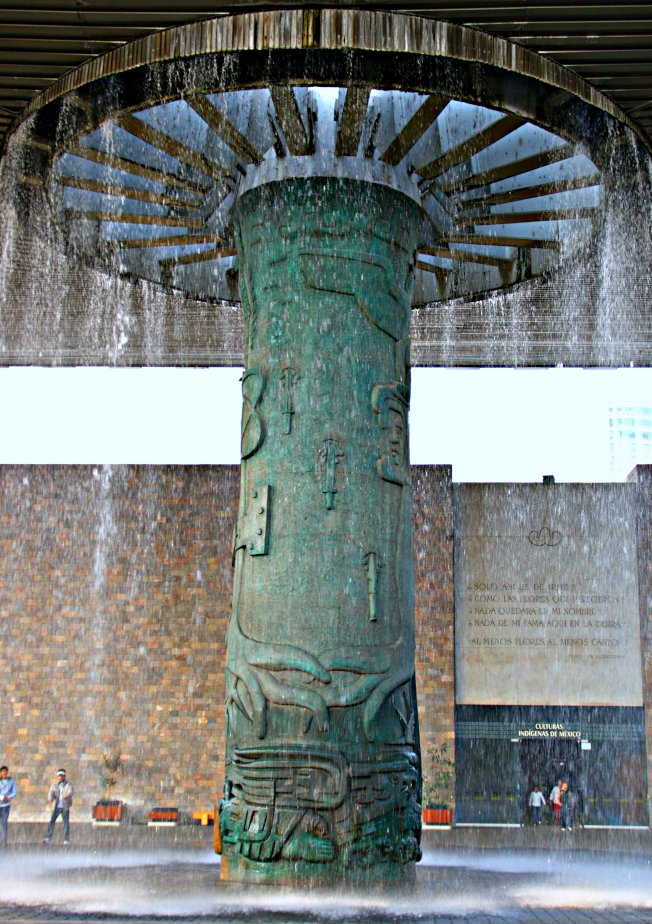 人類學博物館庭院中聳立的巨柱，柱頂人造瀑布向四面噴灑，代表對雨神的崇拜。