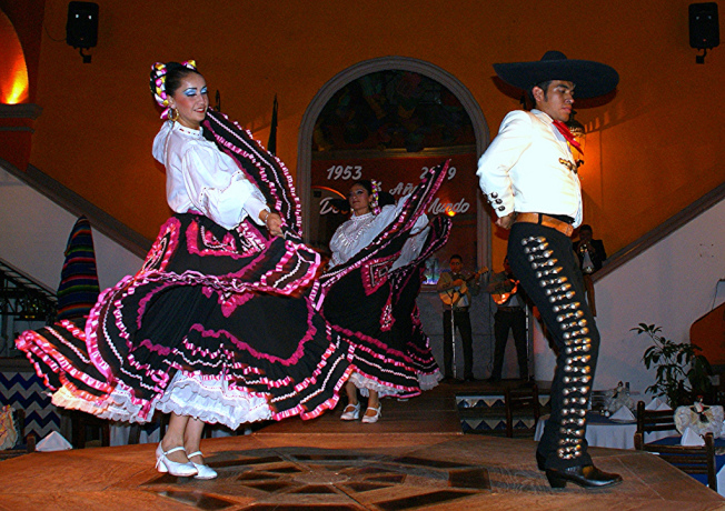 跳哈拉維舞的姑娘們用彩裙抖出令人眼花繚亂的裙花。