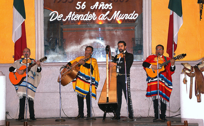 國樂「馬里亞奇」，樂手套著民族服裝蹦求引亢高歌。