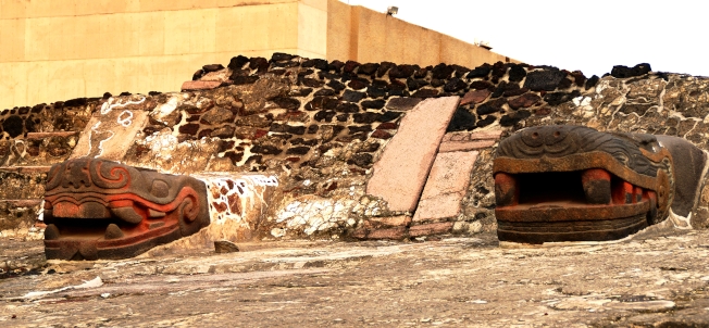 阿茲特克大廟遺址出土巨大的羽蛇頭雕塑。