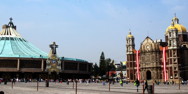 瓜達盧佩是天主教在西半球的聖地，右是1709年建的教堂，左是1974年建的現代化教堂。