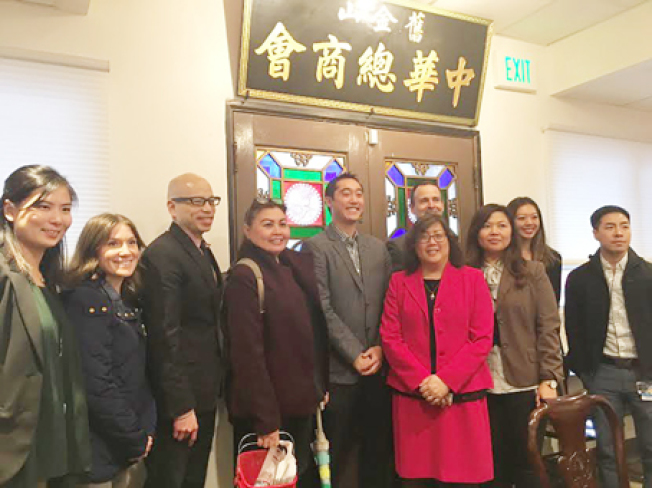 舊金山衛生局環境衛生組組長張春華(右四)率十名餐館衛生檢查員,到中華總商會講解餐館衛生規定。(記者李秀蘭/攝影)
