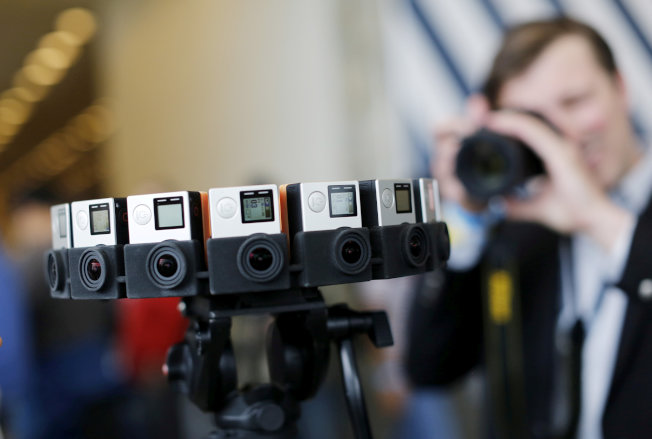 GoPro股價過去一年累計下跌超過50%,計畫重組業務並裁員15%。(路透)