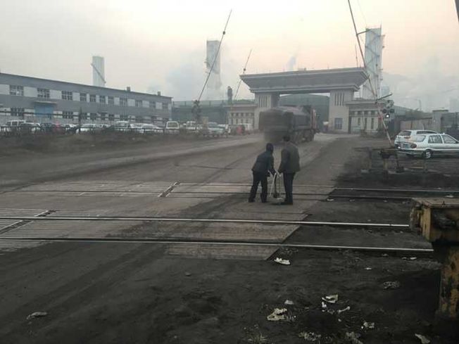 一對老夫妻在鋼廠門口撿焦炭,每次卡車過後他們就沖上去。(取材自網易號自媒體《知道》)