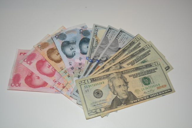 龐琳表示,中國經濟走勢不穩,美聯準會加息影響下,人民幣預期還會貶值,建議海外華人趕緊將手中人民幣換成美金保值。(記者劉先進/攝影)