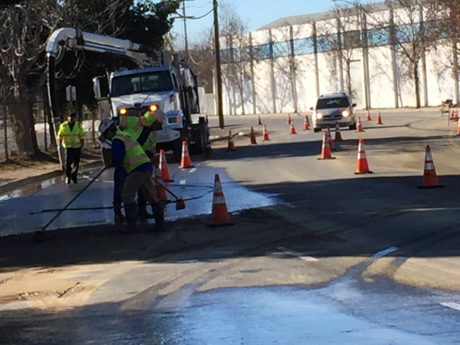 聖荷西水廠員工忙著清除Alma大道路面的積水。(記者王金城/攝影)