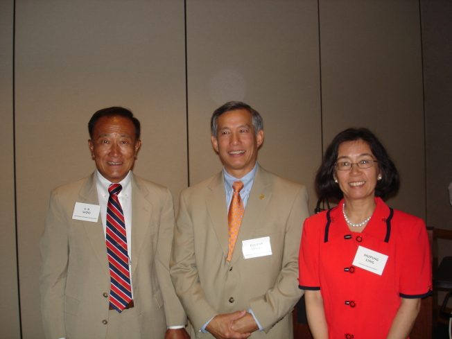 令狐萍博士(右) 與吳仙標副州長（左）同席演講，2007年9月22日。