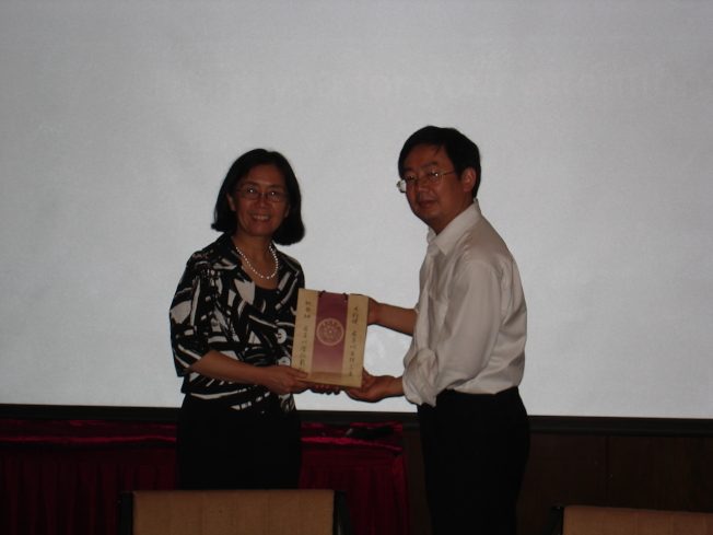 令狐萍教授(左)在清華大學演講，2010年5月26日