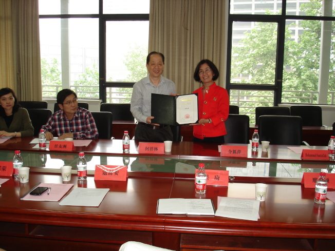 令狐萍(右)接受華中師大長江學者聘書，2013年5月6日。