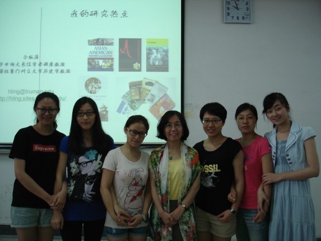 令狐萍(左四)任中國教育部長江學者講座教授，在華中師大為研究生講述美國華僑史，2013 年 6 月 6日。