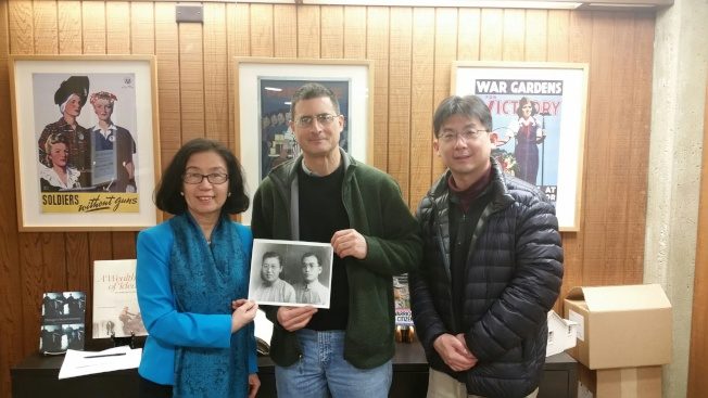 令狐萍教授(左起) 捐贈令狐溥檔案給史丹福大學胡佛研究所圖書檔案館館長Dr. Eric Wakin，及該所檔案館東亞館藏部主任及研究員林孝庭，攝於2016年12月16日。(令狐萍提供)