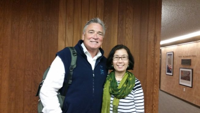 令狐萍教授(右)與胡佛研究所所長Dr. Tom Gilligan, 2016年4月11日。（令狐萍提供）