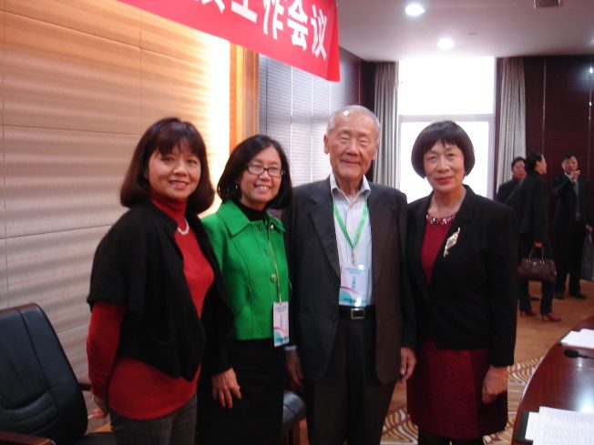 令狐萍(左二)擔任中國僑聯 13 卷《世界華僑史》的唯一海外編委，在北京出席編委會議，2013 年 10月 28 日。(令狐萍提供)