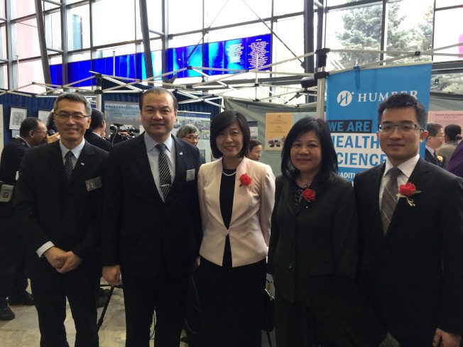 慈濟加拿大分會副執行長莊立仁（左2）日前在新春祈福會中宣布與安省漢博學院中醫系合作成立慈濟漢博中醫門診中心。台北駐多倫多辦事處長徐詠梅（中）、文化中心主任李叔玲（右2）參與祈福會並參觀中醫門診中心相關展區。（中央社）