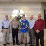 只幫警埋單遭客訴 餅乾店員工復職