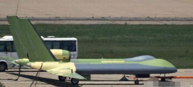 網上曝光的中國「神鵰」雙體無人機照。(取材自每日頭條)