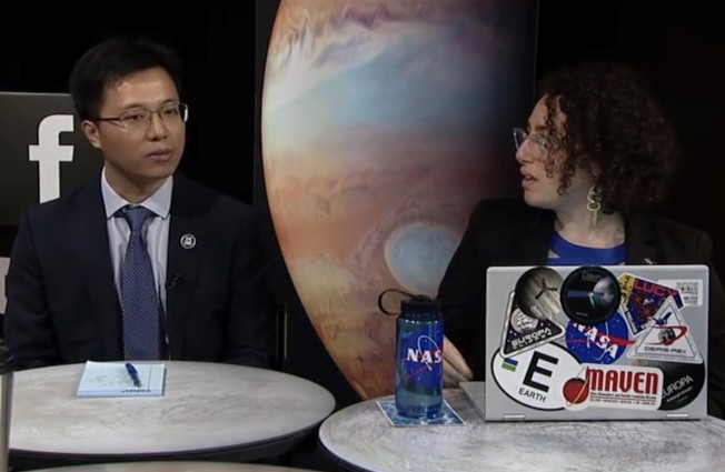 木星第二顆衛星─木衛二(Europa)冰層下是否潛藏巨大海洋,科學界一直眾說紛紜。密西根大學氣候與太空科學及工程系華裔副教授賈先哲(Xianzhe Jia)經重新分析伽利略號飛船(Galileo)測得的磁場和等離子體(plasma)數據,並與哈柏天文望遠鏡(Hubble Space Telescope)拍攝圖片比對,為木衛二確實存在液態水提出有力證據。研究報告刊登在最新一期「自然天文學」(Nature Astronomy)期刊,並獲得美國太空總署(NASA)高度重視。他表示,此報告將加速木衛二的研究進程,「最快七年,就能證明木衛二(Europa)是否適宜生物居住」。
圖為太空總署為對他的最新發現,作網路直播說明。(NASA直播截圖) (圖與文:記者黃惠玲)