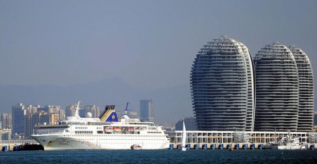海南省为了吸引国际游客,计画解禁社群媒体。图为海南三亚凤凰岛国际游轮港。 (新华社资料照片)