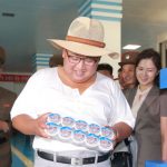 展現親民?金正恩穿汗衫戴草帽視察 英媒指凸顯缺糧