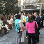 歡送蔡總統青天白日滿地紅旗和民進黨旗並列氣氛祥和