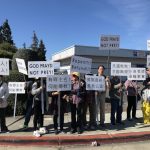 牧師涉詐投資 受害僑胞提告、民眾舉牌抗議