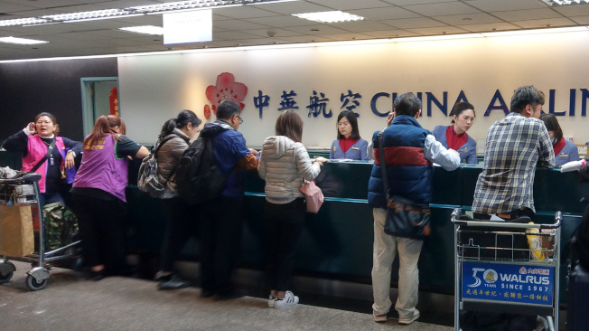 由於第一次勞資談判沒有結論,華航機師持續罷工,桃園國際機場公司表示,桃園機場預估今天有9個出境航班及13個入境航班,共22個航班取消,受影響旅客約3893人,上午有旅客在華航櫃台辦理手續。記者鄭超文/攝影