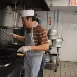 從外科主任到廚師 70歲的他:一樣服務人群