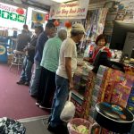 勁球頭獎上看6億 華洋狂買搏手氣