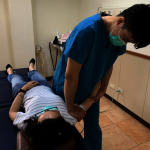 她罹「冰凍肩」 寫板書只能舉90度  無法脫衣洗頭