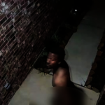 裸男闖宅騷擾女主人 丈夫掏槍