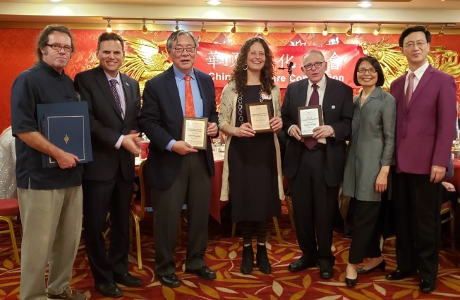 獲獎者與市長和主辦方合影,左起:華夏文協董事會主席Edward OConnell、市長Gary Christenson、得獎人Paul Watanabe、Ose Schwab、Eugene Welch、華夏文協主任洪梅、餐會主持人李照原。(記者唐嘉麗/攝影)