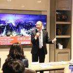 韓國瑜唱「山」歌 贏得滿堂采