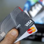 只要你開口… 與銀行協商 有8成機會可降信用卡費