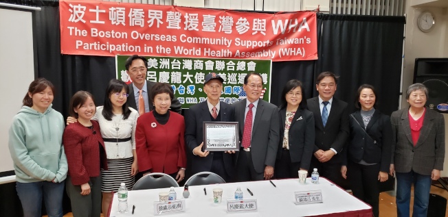 新英格蘭臺灣青商會會長歐怡君(左起)、新英格大波士頓臺灣商會會長李以蕙、經文處長徐佑典伉儷、波克萊臺灣商會顧問郭競儒、呂慶龍大使、北美臺商總會WHO工作委員會蘇鴻昌夫婦、僑教中心歐宏偉主任、波克萊臺灣商會陳玉瑛及李淑玲等會後合影。(記者唐嘉麗/攝影)