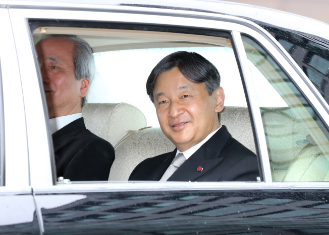 2019年4月30日日皇明仁退位，皇太子德仁驱车进入皇居时身影。(日本产经新闻提供)