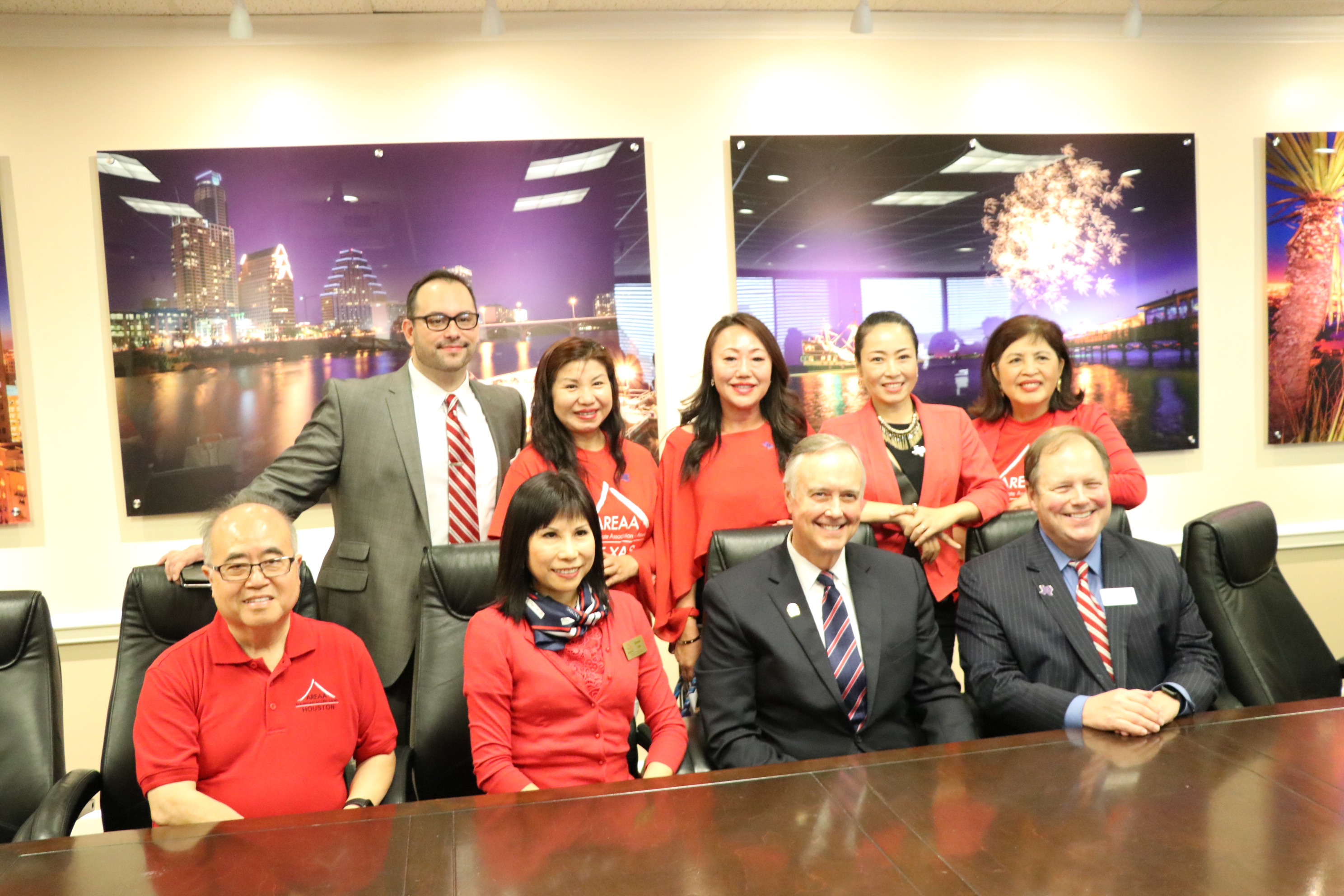 Texas Association of Realtors總裁Travis Kessler(前排右二)、副總裁Mark Lehman(前排右一),與西南管理區區長李雄(前排左一)、林富桂(前排左二)等合影。