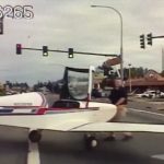 小飛機迫降大馬路 汽車駕駛嚇傻