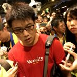 香港818集會 中國紅衣男拍攝示威者險釀衝突