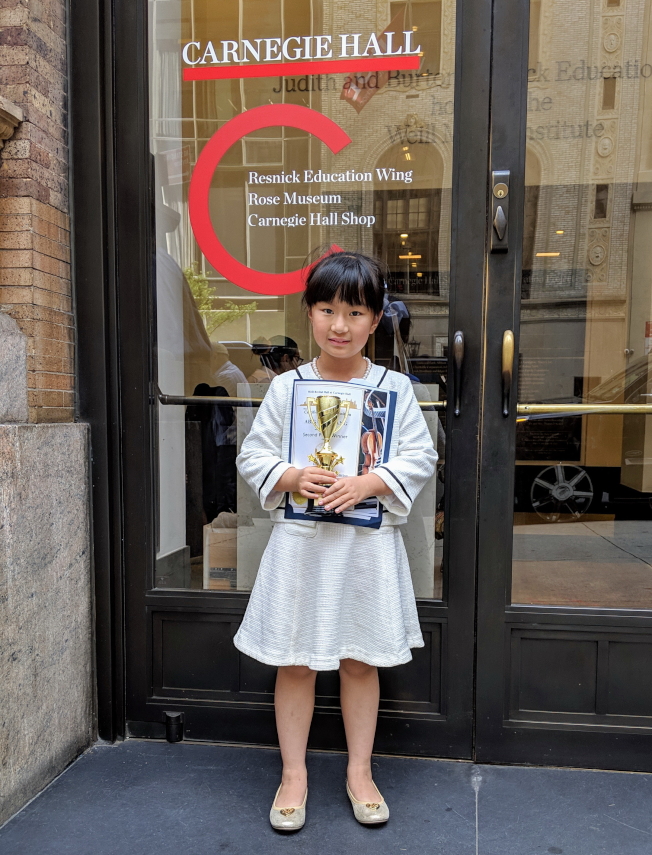 7歲的鋼琴小神童黃以欣(Abigail Huang)贏得2019年國際大師鋼琴和弦樂比賽(2019 International Maestro Piano and String Competition)18歲組第二名。(王蔚蔚提供)