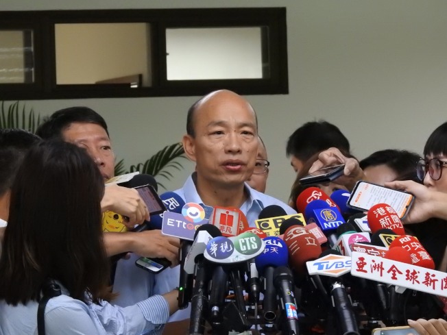 針對學歷被黑,高雄市長韓國瑜昨受訪時說,抹黑已經到無法令人相信的地步,他是東吳大學日間部畢業,晚上半工半讀,但是抹黑的人硬要說他是說謊家,因為他是夜間部,沒有時間打工,已跟律師商量,準備提告。(記者蔡孟妤/攝影)