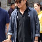 56歲李連杰甩光頭老樣 凸肚現身片場