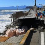 颱風襲日本 鎌倉江之電附近濱海步道塌陷
