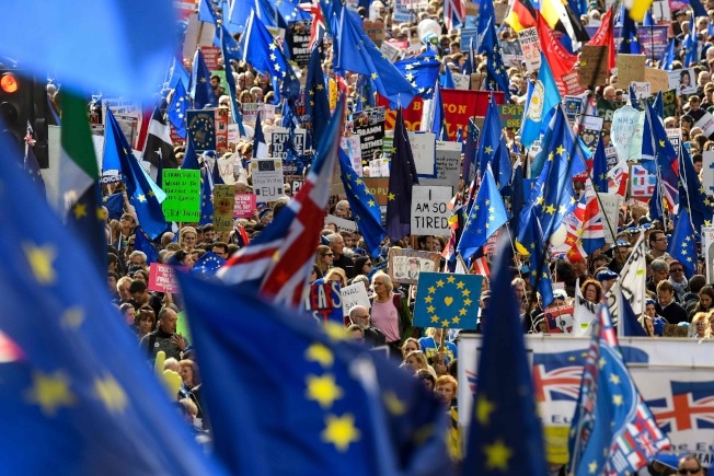 英国国会表决脱欧协议的同时，数十万人涌上伦敦街头，要求举办二次公投，倾听直接民意。（Getty Images）