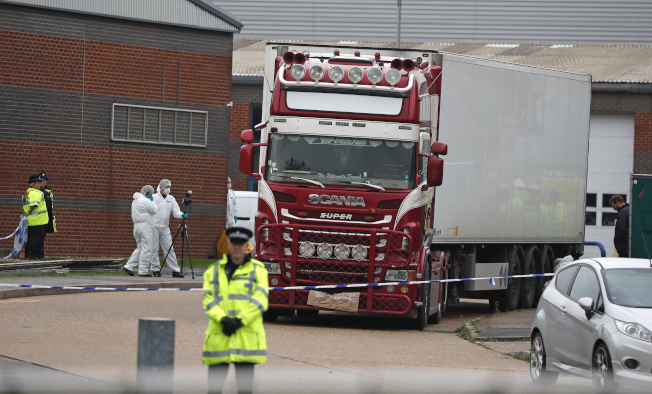英国货柜车司机被控39项过失杀人罪，据说货柜内满是受害者拍打求救的血手印。图为警方和鉴识人员正在货柜车四周蒐证。（美联社）