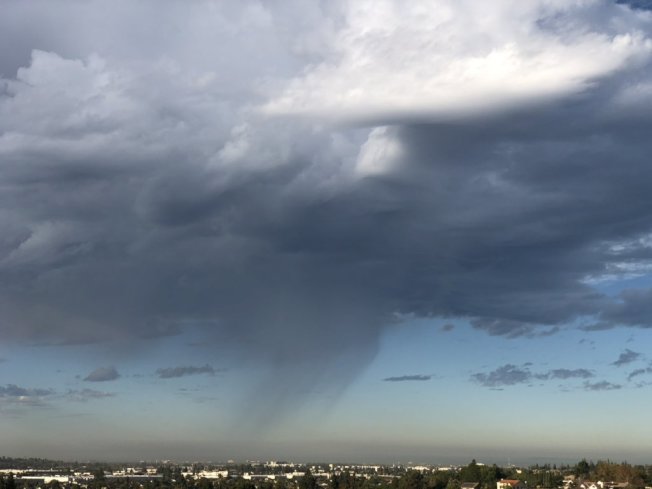 遠處看到下冰雹。(取自twitter@OCSkywarn)