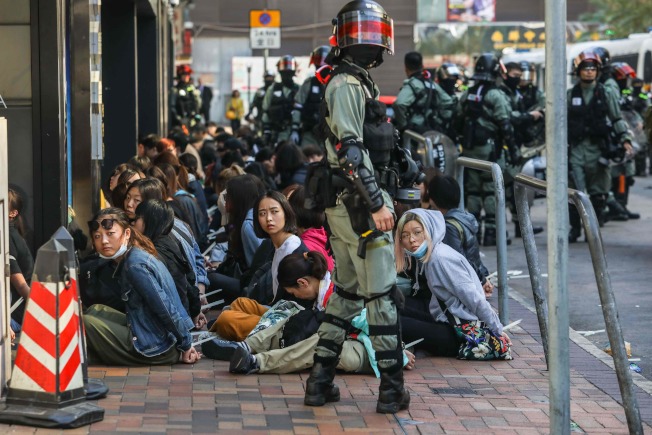 港警包圍理工大學警民火爆對峙示威者擔心血腥攤牌|