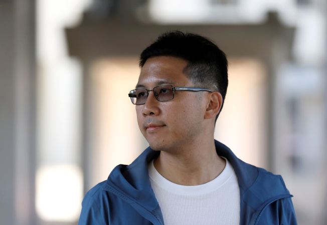 香港政壇新秀盧俊宇。(路透)
HONGKONG-PROTESTS/ELECTION-NEWCOMER:Pan-democratic newcomer Cary Lo poses for a picture in Hong Kong
Pan-democratic newcomer Cary Lo, 37, poses for a picture after he unseated high-profile and controversial pro-Beijing legislator Junius Ho in a major upset to the establishment camp in Hong Kong's district council elections, in Tuen Mun, Hong Kong, China, November 25, 2019. REUTERS/Leah Millis