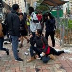 香港中學生堵路被捕 便衣警「坐著壓制」惹議