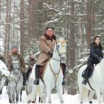 金正恩策馬再登白頭山 暗示送美「耶誕禮物」