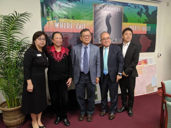 西南管理區委員會執行董事李純如(Alice Lee,左一)、僑聯總會美南分會會長賴李迎霞(左二)、前首都銀行董事長王敦正(中)、西南管理區理事David Peter(右一)、西南管理區局長李雄(右二)等人討論Club Creek橋下治安。(記者蕭永群/攝影)